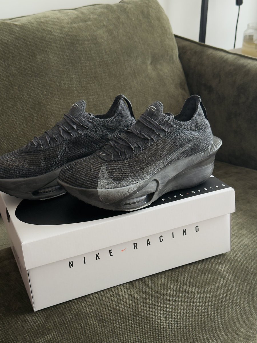 strippedwyrd's tweet photo. collection limitée nike run in berlin pour la suite de mon entraînement 🖤 l’une de ses paires va subir un 2h53 sur marathon 🚀 https://t.co/D6oKse1L2W
