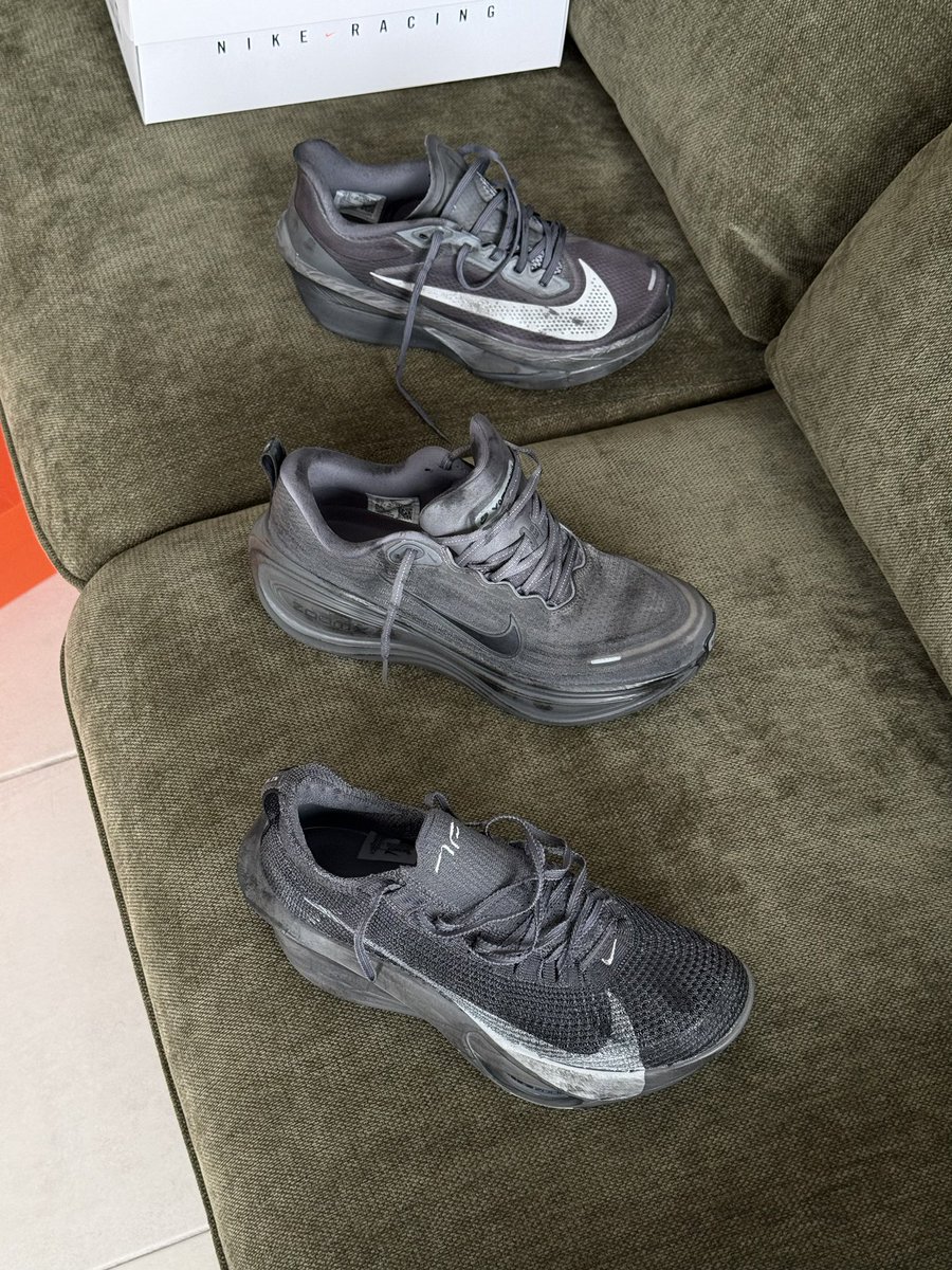 strippedwyrd's tweet photo. collection limitée nike run in berlin pour la suite de mon entraînement 🖤 l’une de ses paires va subir un 2h53 sur marathon 🚀 https://t.co/D6oKse1L2W