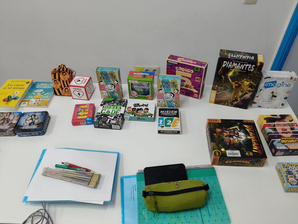 CFIE_Segovia's tweet photo. 🚨Primera sesión Cº: APRENDIZAJE BASADO EN JUEGOS🚨
🗣️Con Víctor Aguado y Víctor Granero, de Element 106 de Segovia.
🎲Conocemos qué es el ABJ, fundamentos teóricos pedagógicos.
🎯Conocemos distintos juegos y sus posibilidades.
🎉¡Es una pasada!
#formacionCyL #innovaCyL https://t.co/2GUCcAqAAa