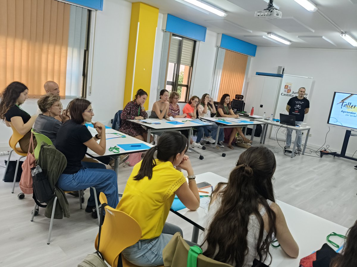 CFIE_Segovia's tweet photo. 🚨Primera sesión Cº: APRENDIZAJE BASADO EN JUEGOS🚨
🗣️Con Víctor Aguado y Víctor Granero, de Element 106 de Segovia.
🎲Conocemos qué es el ABJ, fundamentos teóricos pedagógicos.
🎯Conocemos distintos juegos y sus posibilidades.
🎉¡Es una pasada!
#formacionCyL #innovaCyL https://t.co/2GUCcAqAAa