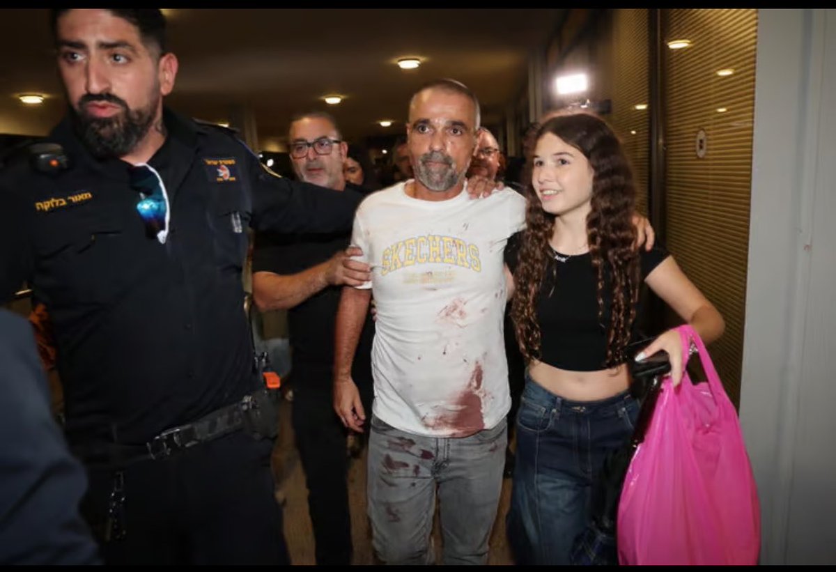 Barrontrumpgi's tweet photo. 🇮🇱Israeli hero aboard nearly-hijacked FlyDubai flight FZ 1073: Yaniv Hayoun

Hayoun has no background in security.But when he realized there was an attempted hijacking, he knew he had to do something

He ran to the cockpit and physically fought with the co-pilot, who had stabbed https://t.co/09fh5EQBgw
