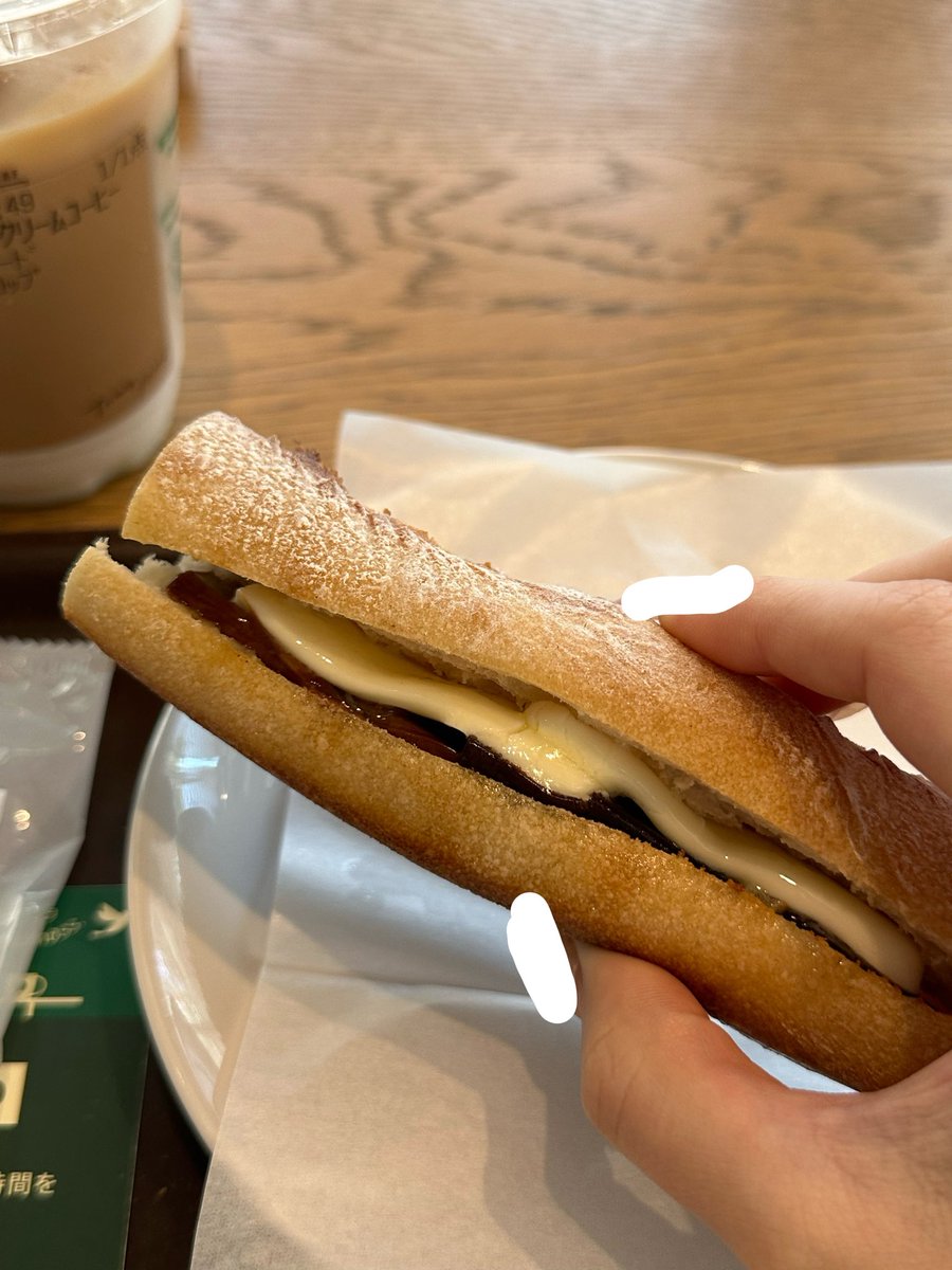 kakiageonni's tweet photo. さっそくスタバの新作、チョコ&amp;バターバゲットサンドをいただいてきた🥖🧈噂通りヒーティングしたら昇天したしあんバターしかって思ってたけどこれも正解すぎる https://t.co/RaXXJZIYu2