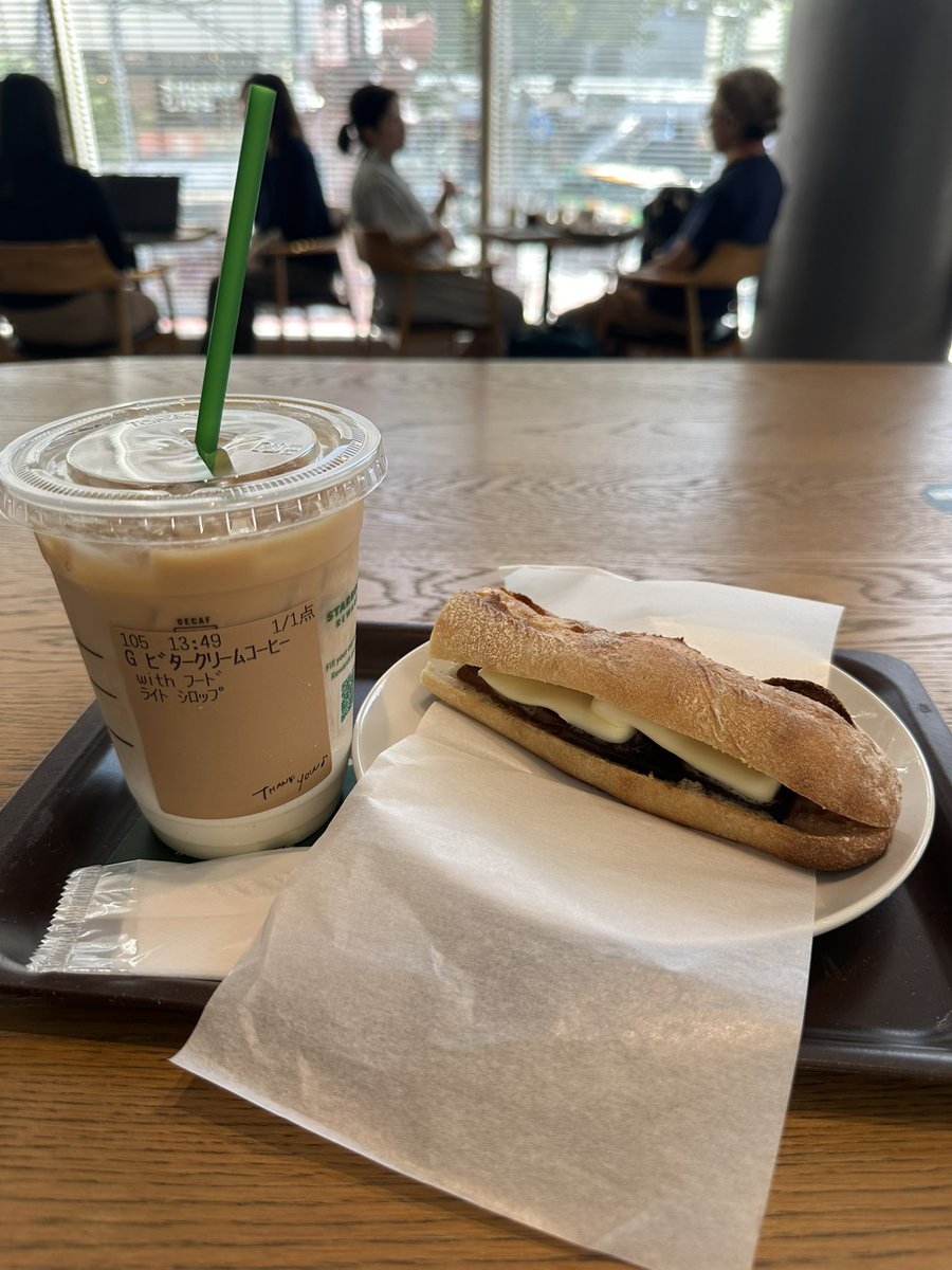 kakiageonni's tweet photo. さっそくスタバの新作、チョコ&amp;バターバゲットサンドをいただいてきた🥖🧈噂通りヒーティングしたら昇天したしあんバターしかって思ってたけどこれも正解すぎる https://t.co/RaXXJZIYu2