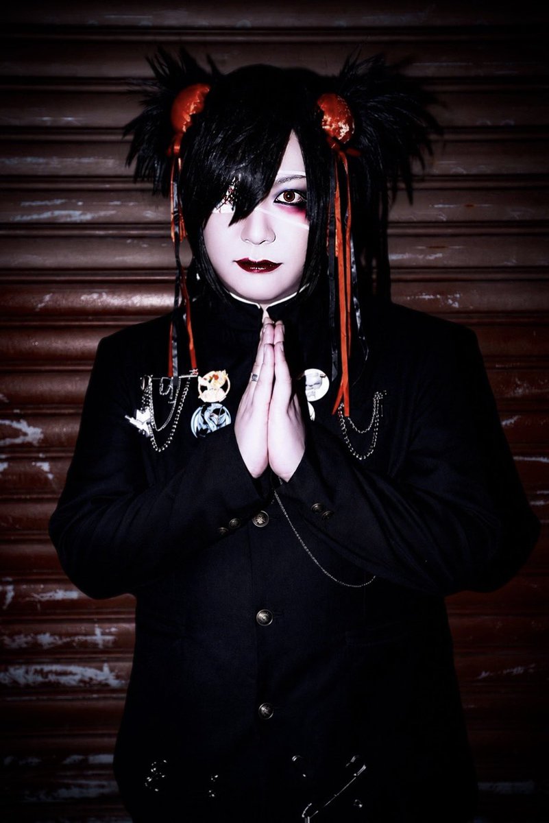 nagisuke0000's tweet photo. 多数反響いただきありがたい限りです。
『人間』初めてのアー写は学生服ですがこれも意味があります。
合唱のポーズにも意味を込めています。

その他の装飾は凪の趣味です。かわいいのでな。
なんかめっちゃ熱出てるので早めに寝ます。

明日21時にまたお知らせありマス。よろ。 https://t.co/bqCD2xPi2G