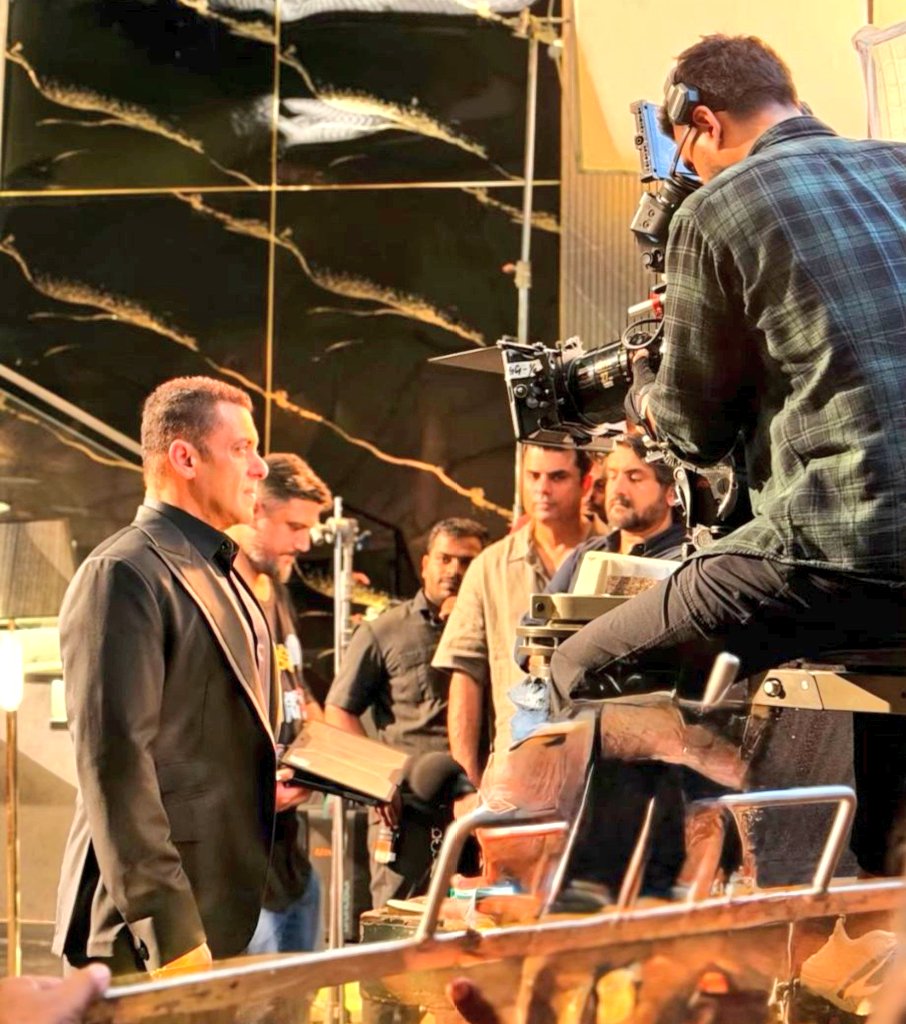 error2294's tweet photo. LATEST: Latest Pic of Salman Khan, Don't know Is this from ad shoot or #SVC63 

 #SalmanKhan https://t.co/j6dbexDCnr