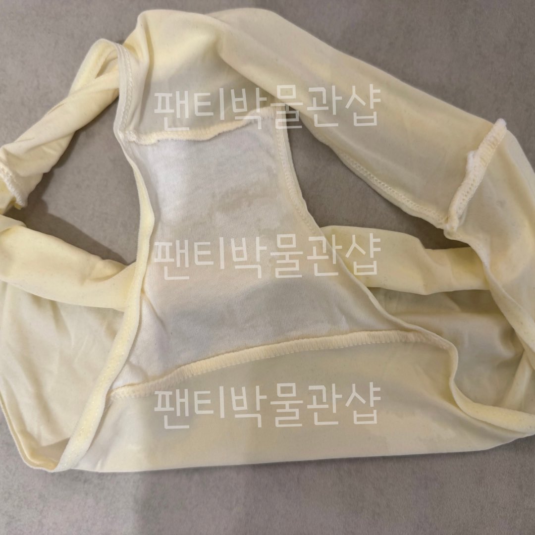 wardrobeurshop1's tweet photo. 이름: -
나이: ?
직업: 일본인 관광객
관계: -
품목: 팬티2장
사이즈:
거래방법: 택배
상태: 생리대 붙었던거1 나머지1 샤워부스에
있던거라 좀 축축? 합니다
판매가: 개당2.3 일괄4
인증 및 사진 제공여부: 첨부사진
#팬티 #패티시 #페티쉬 https://t.co/QBt0PYCbR8