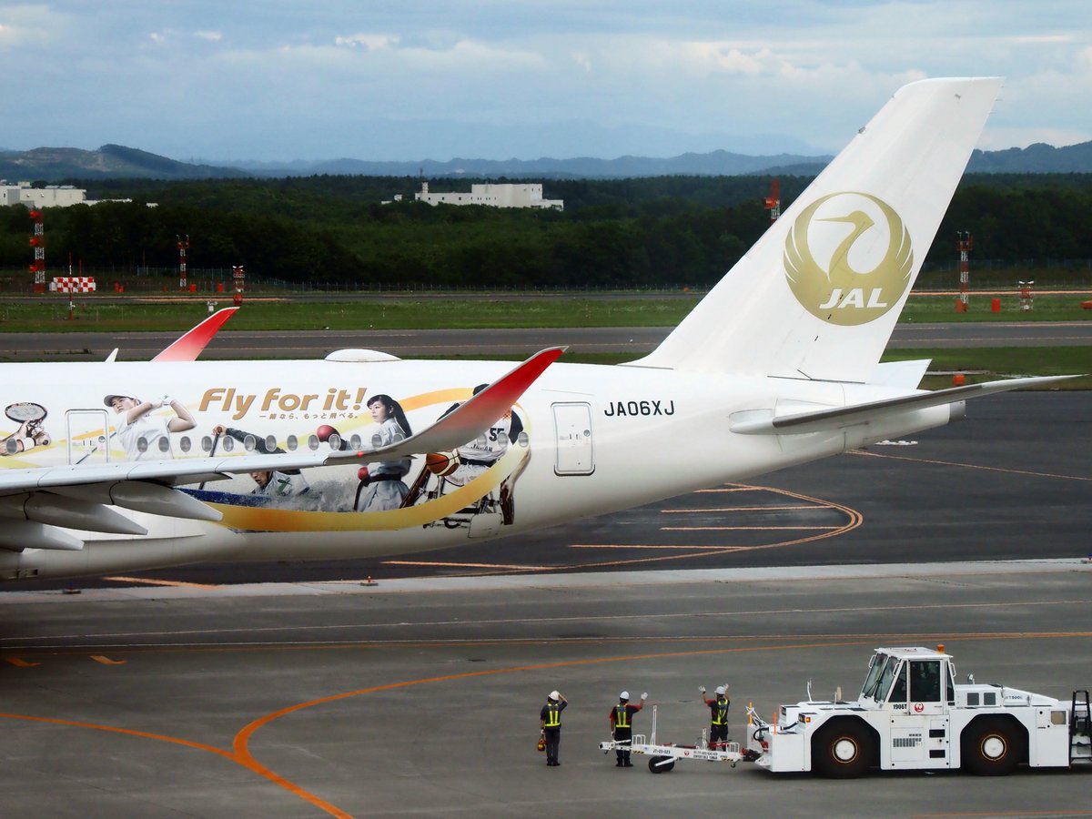 gitai3100's tweet photo. @JAL_Official_jp 東京オリンピックの金メダルを願ってゴールド色の鶴丸が登場。
＃JALみんなのベストショット https://t.co/8lSB9zEkU4