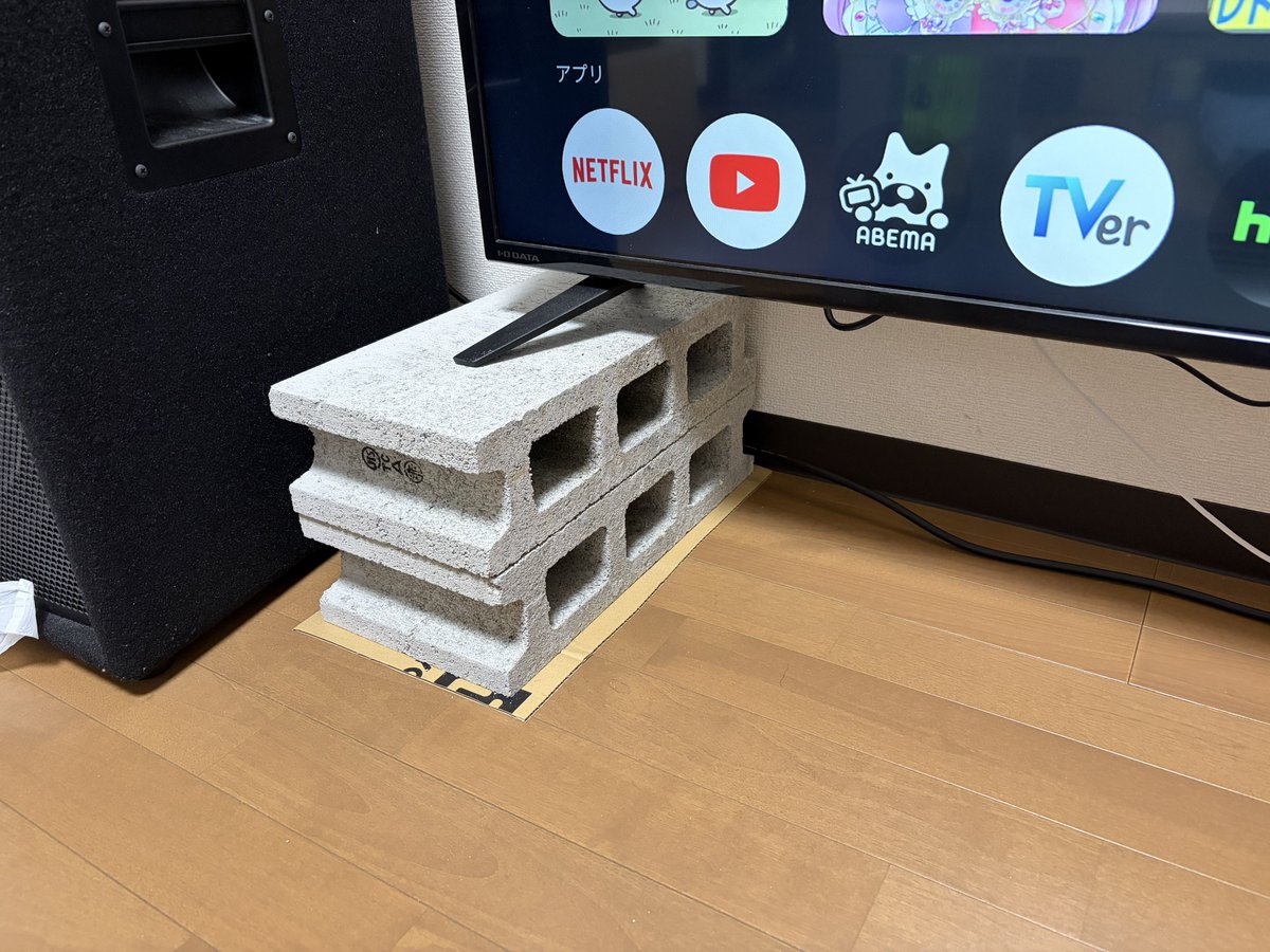 r_hokke's tweet photo. テレビが低くて見づらいけどテレビ台は良いお値段だったので貧乏hack(ホムセンで一つ180円くらい) https://t.co/LsHhHgw3wc
