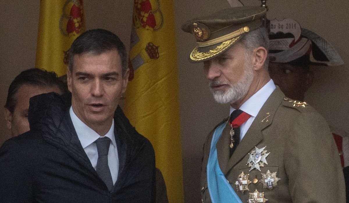 veintimillapie's tweet photo. Los Reyes visitarán Ceuta y Melilla el 13 y 14 de octubre, en un viaje histórico al que no acudirá Sánchez.
El galgo de Paiporta no se atreve. https://t.co/YbnGXK4NDH