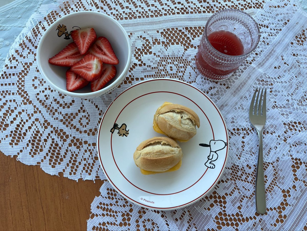 arssmuseum's tweet photo. café da manhã na varanda #cafedamanhatwt 

pães que fiz hoje de manhã, queijo, morangos e chá fermentado https://t.co/LWiTrtHtNF