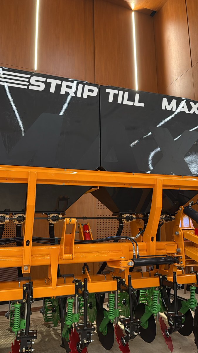 AgroConceptos's tweet photo. 🚜 ¡LA PRIMERA MÁQUINA DE STRIP TILL QUE VEO EN ARGENTINA! 🇦🇷

En mi paso por Córdoba me encontré con esta bestia de TT: la Strip Till Max.

Una tecnología que propone un camino intermedio entre la siembra directa y la labranza convencional.

🌱 ¿La idea? Trabajar únicamente la franja donde vamos a sembrar, manteniendo el resto del suelo sin remover y con cobertura.

¿Qué buscamos con este sistema?

✅ Preparar una franja de siembra localizada.
✅ Conservar cobertura entre hileras.
✅ Posibilitar la fertilización localizada en profundidad.
✅ Concentrar el trabajo mecánico donde realmente lo necesitamos.