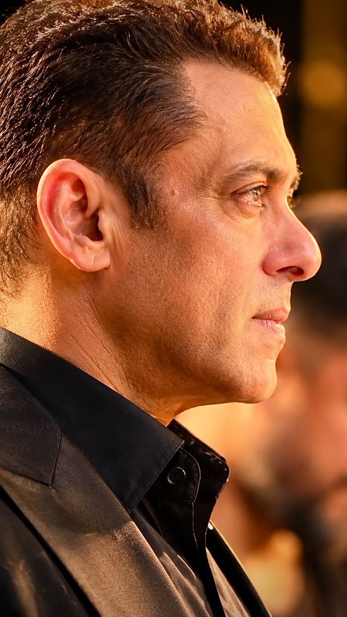 NKdlegend's tweet photo. Our Og Monster 💥💥💥
Latest picture of megastar #SalmanKhan sir at shooting place but it is not clear which shoot it was.#SVC63 https://t.co/Igjc6eCJly