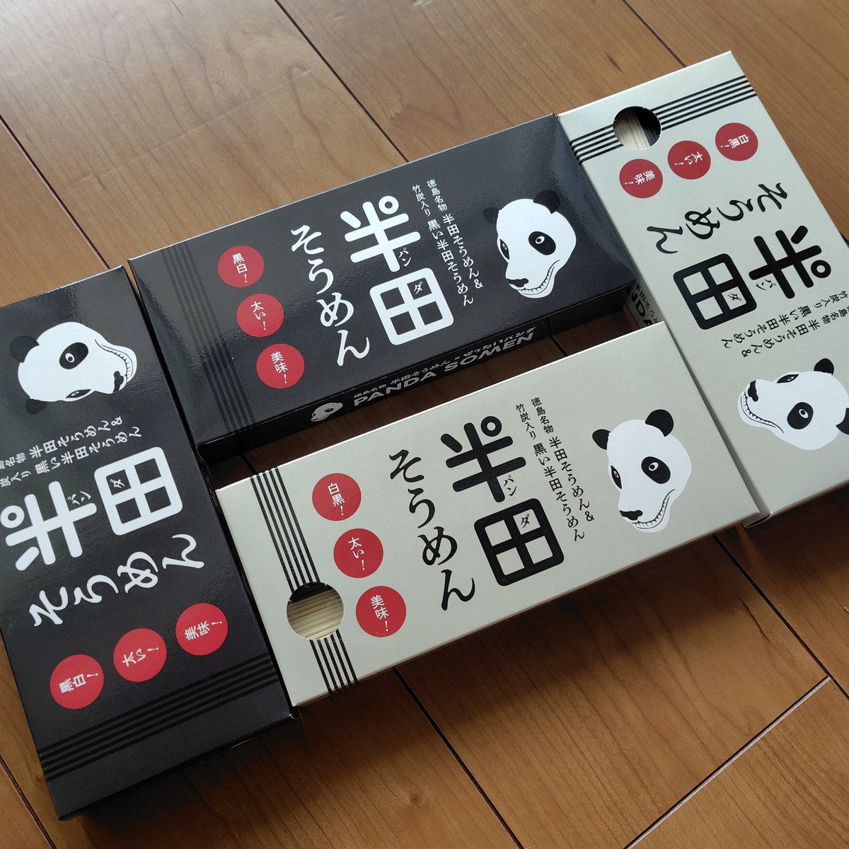 yuncaasu's tweet photo. 🐼パンダそうめん🐼
黒いほうは竹炭入り🎍
デトックス効果があるらしい🤩
つるつるもちもちでおいしいよーー😙

#半田そうめん
#パンダそうめん https://t.co/ASTy2vjPjG