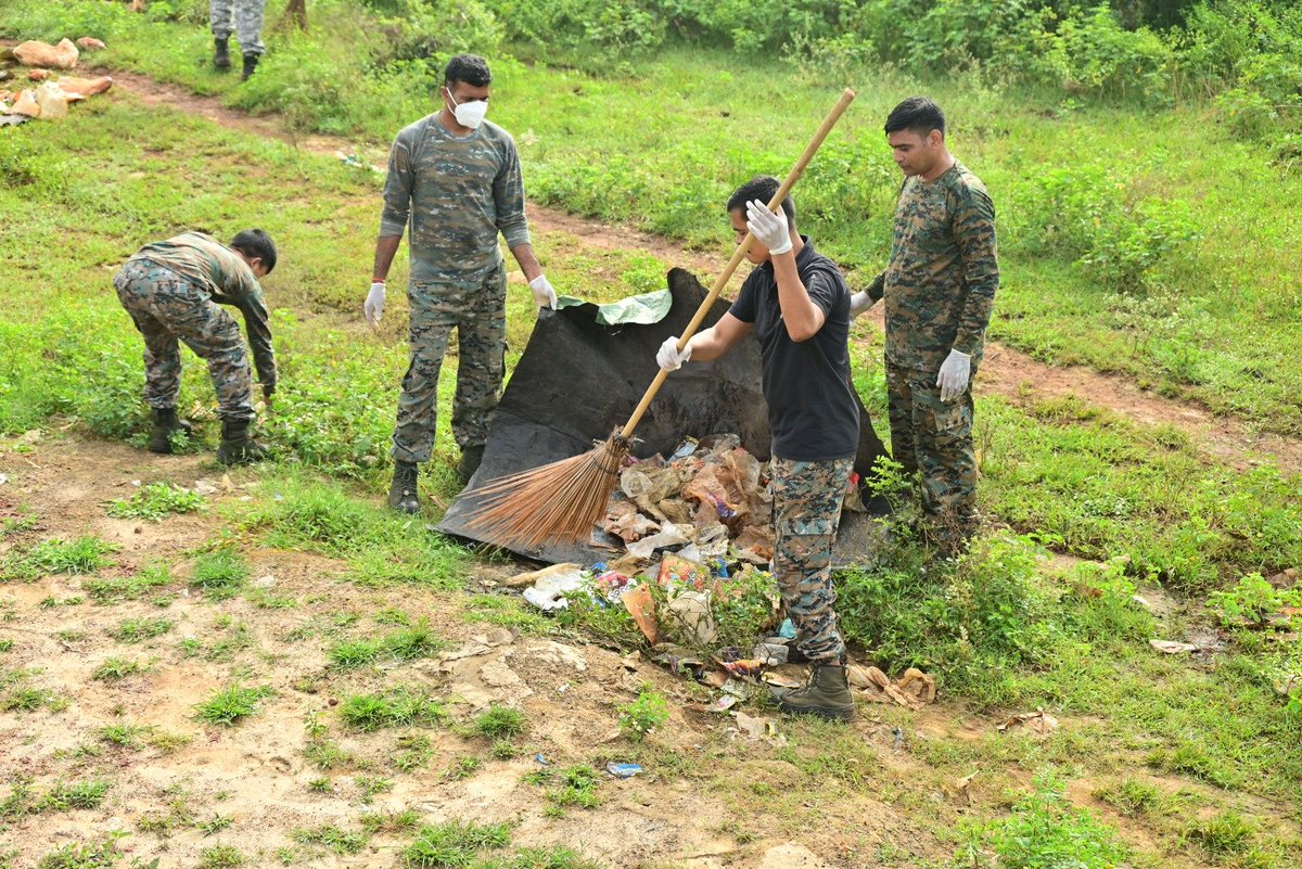 201_CoBRABN's tweet photo. #SHS2026 saw a strong community effort at Madpal, Bastar (Chhattisgarh), as personnel of 201 &amp; 204 CoBRA Bns joined local villagers in a special cleanliness drive at the weekly market. The Swachhata pledge reaffirmed their commitment to cleanliness and Shramdaan. https://t.co/w5KhBqPEjZ