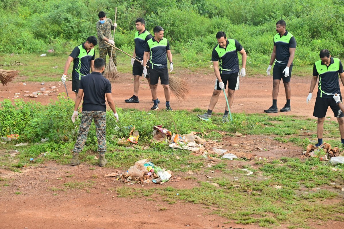 201_CoBRABN's tweet photo. #SHS2026 saw a strong community effort at Madpal, Bastar (Chhattisgarh), as personnel of 201 &amp; 204 CoBRA Bns joined local villagers in a special cleanliness drive at the weekly market. The Swachhata pledge reaffirmed their commitment to cleanliness and Shramdaan. https://t.co/w5KhBqPEjZ