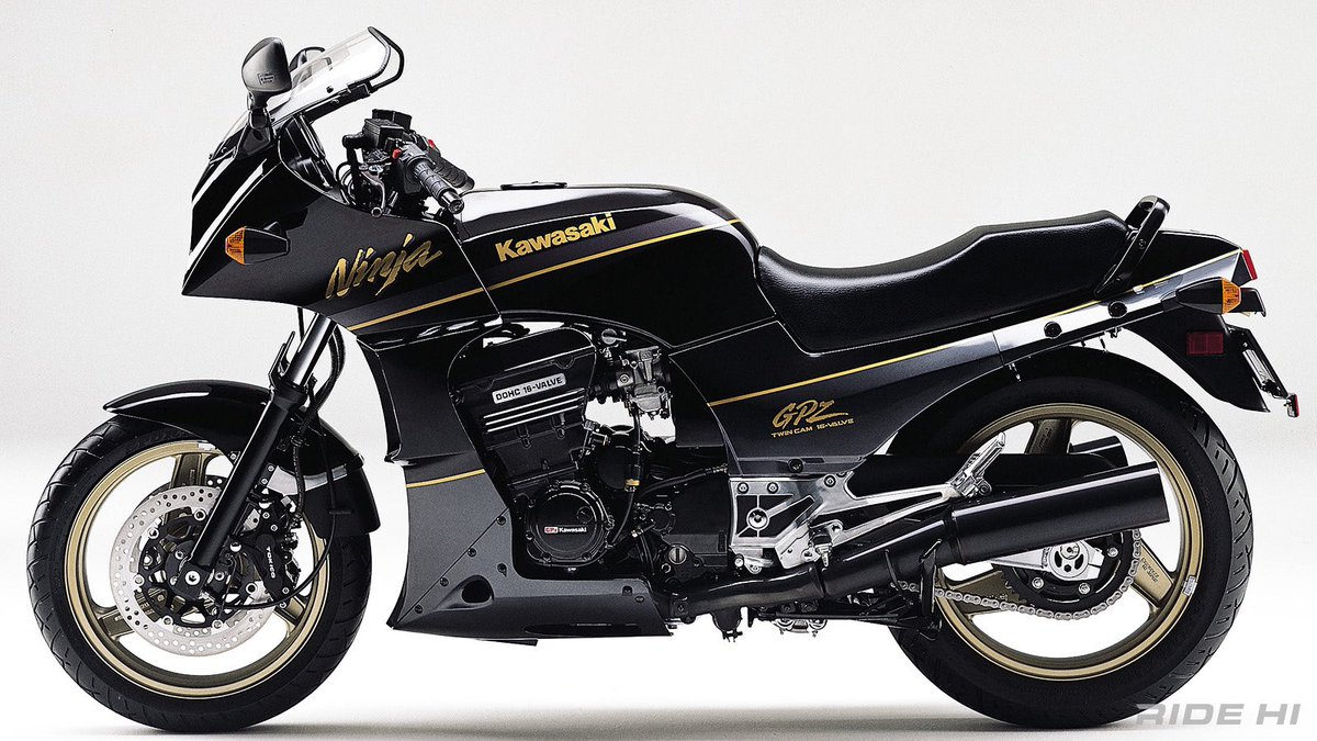 PutiMotor's tweet photo. '83〜'03 カワサキ「GPZ900R」の変遷

2000年 A13
マレーシア仕様のみ、東京モーターショーで参考出品したイエロー×ブラックを既存の赤×グレーに加える

2001年 A14
A6と良く似たブラック×グレーと定番のライムグリーン

2002年 A15
外観カラーリングはA14のまま排気ガス規制対応の２次空気導入装置を設定

https://t.co/fb0DckKe5m