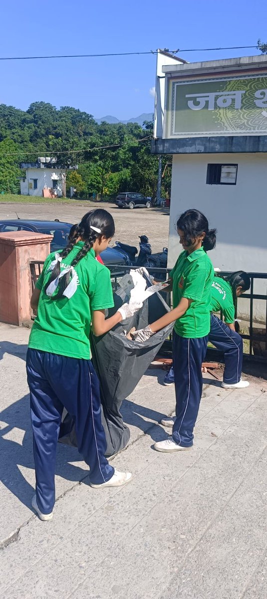 Apsbirpur's tweet photo. Army Public School Birpur led the charge towards a cleaner India with a cleanliness drive at Tapkeshwar Temple, school Shramdaan, a creative Swachh Bharat poster competition, and a united Swachhata Pledge during assembly! 🇮🇳💪

#APSBirpur #SwachhBharat #SwachhataHiSeva #Shramdaan #CleanIndia