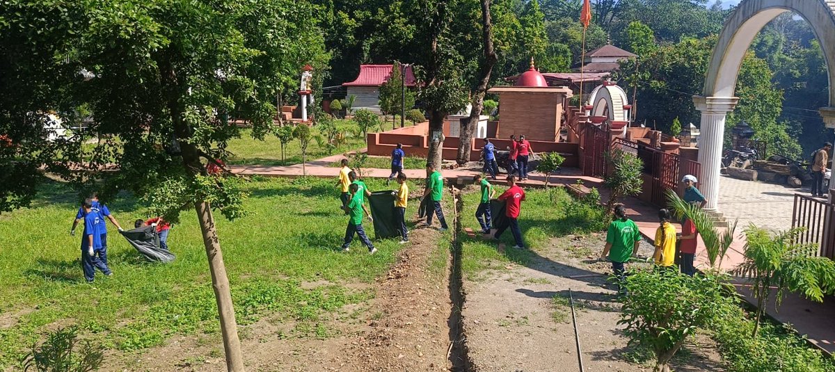 Apsbirpur's tweet photo. Army Public School Birpur led the charge towards a cleaner India with a cleanliness drive at Tapkeshwar Temple, school Shramdaan, a creative Swachh Bharat poster competition, and a united Swachhata Pledge during assembly! 🇮🇳💪

#APSBirpur #SwachhBharat #SwachhataHiSeva #Shramdaan #CleanIndia
