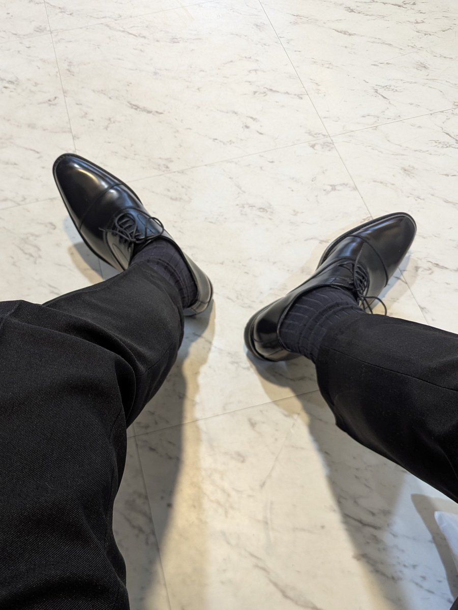 RSuit10's tweet photo. 踩踩🥵

#正裝 #西裝 #皮鞋 #kenford https://t.co/1UhSPUK7PX