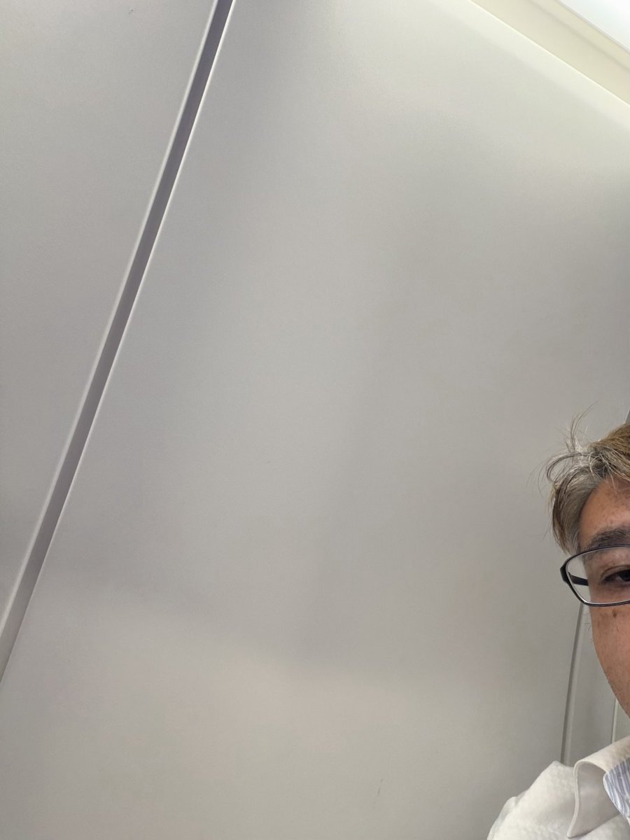 wancle1's tweet photo. 飛行機の窓側席なのに窓がない！ https://t.co/F7SuZndffD