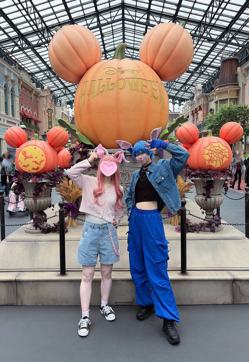 _sanagi37's tweet photo. ⚠️擬人化

前に並んでたお姉さんが撮ってくれたんだけどめちゃくちゃスタイル盛れてて大感謝🙏✨️

🩷：リア友
 #dハロ仮装 
 #dハロ仮装2026 https://t.co/ZfLnNlb1Dx