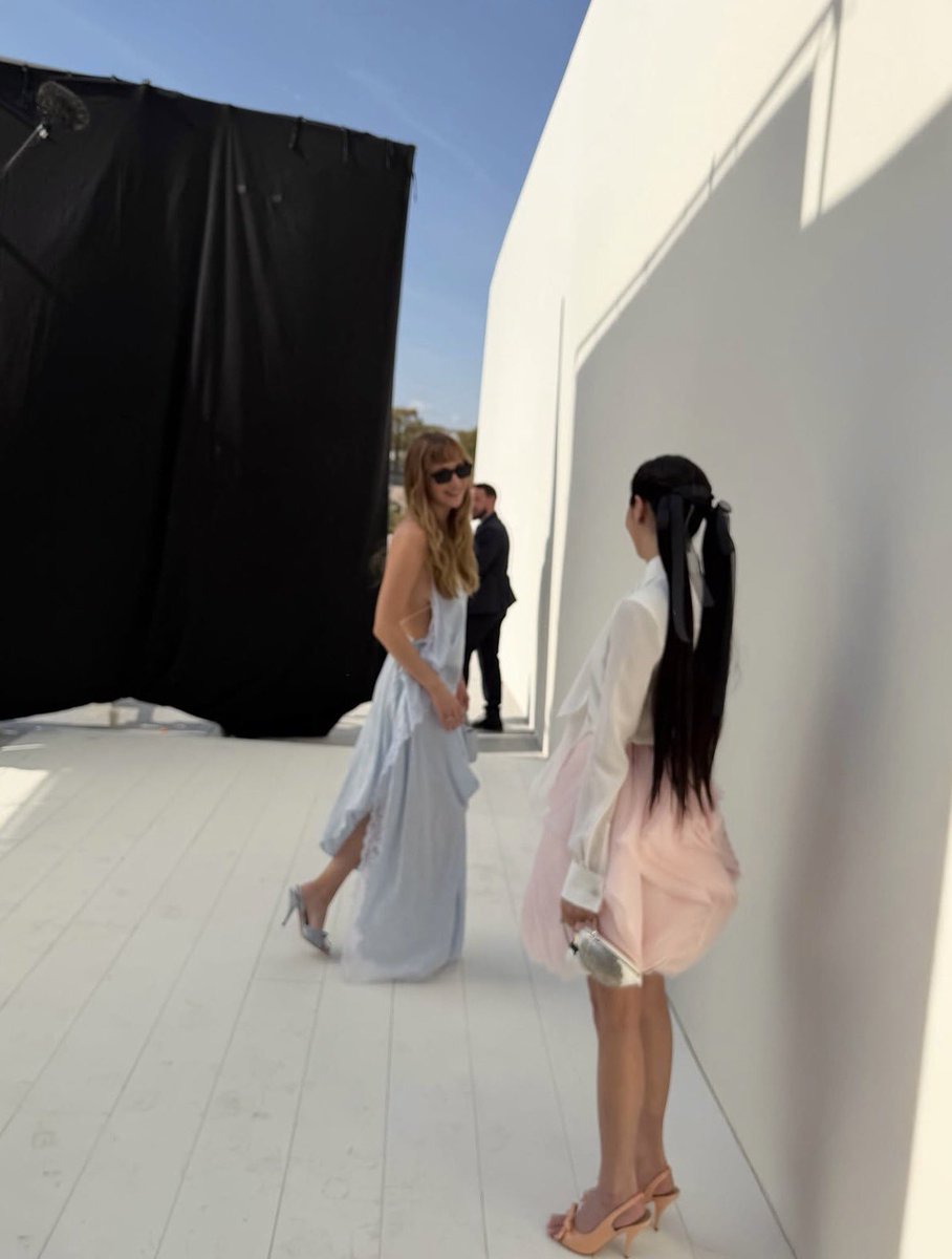 JLawrenceARG's tweet photo. Jennifer Lawrence junto a Jisoo en el show de Dior en París 🥰 https://t.co/gpA0BT0WgU