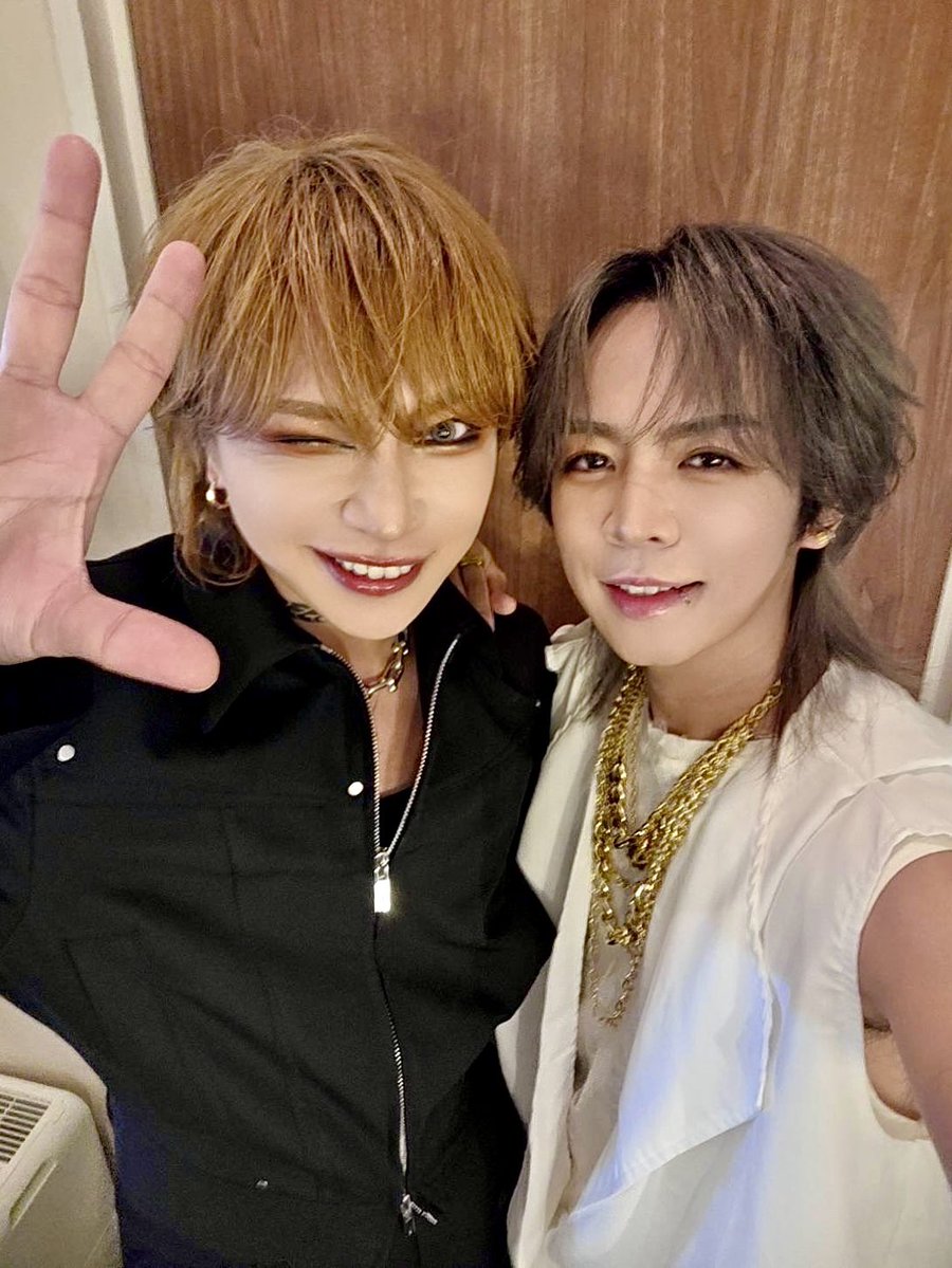 neu_mitsu's tweet photo. 「RENOとの写真見たよ！」
からの再会だったYOUSAYと📸

ほぼ毎晩？仲良しメンツで一緒にいた時期が、もう遠い昔に感じるほどお互い歳を重ねてきたなあ。
いろいろ変化しながらも、変わらず今でも音楽を通して会えるのが嬉しいわ。

THE KIDDIEメンバーに
「smile.出たらいいじゃん」なんて笑いながら言ってもらえたけど（笑）
ファンの皆さんにとってもせっかくの時間なので、客席側で楽しませてもらいました⭐️

あの頃みたいにキディを観れるのも嬉しかった。

また飲みながらでも、
一緒に歌える機会を楽しみにしとくよ🌝
#バグサミ
