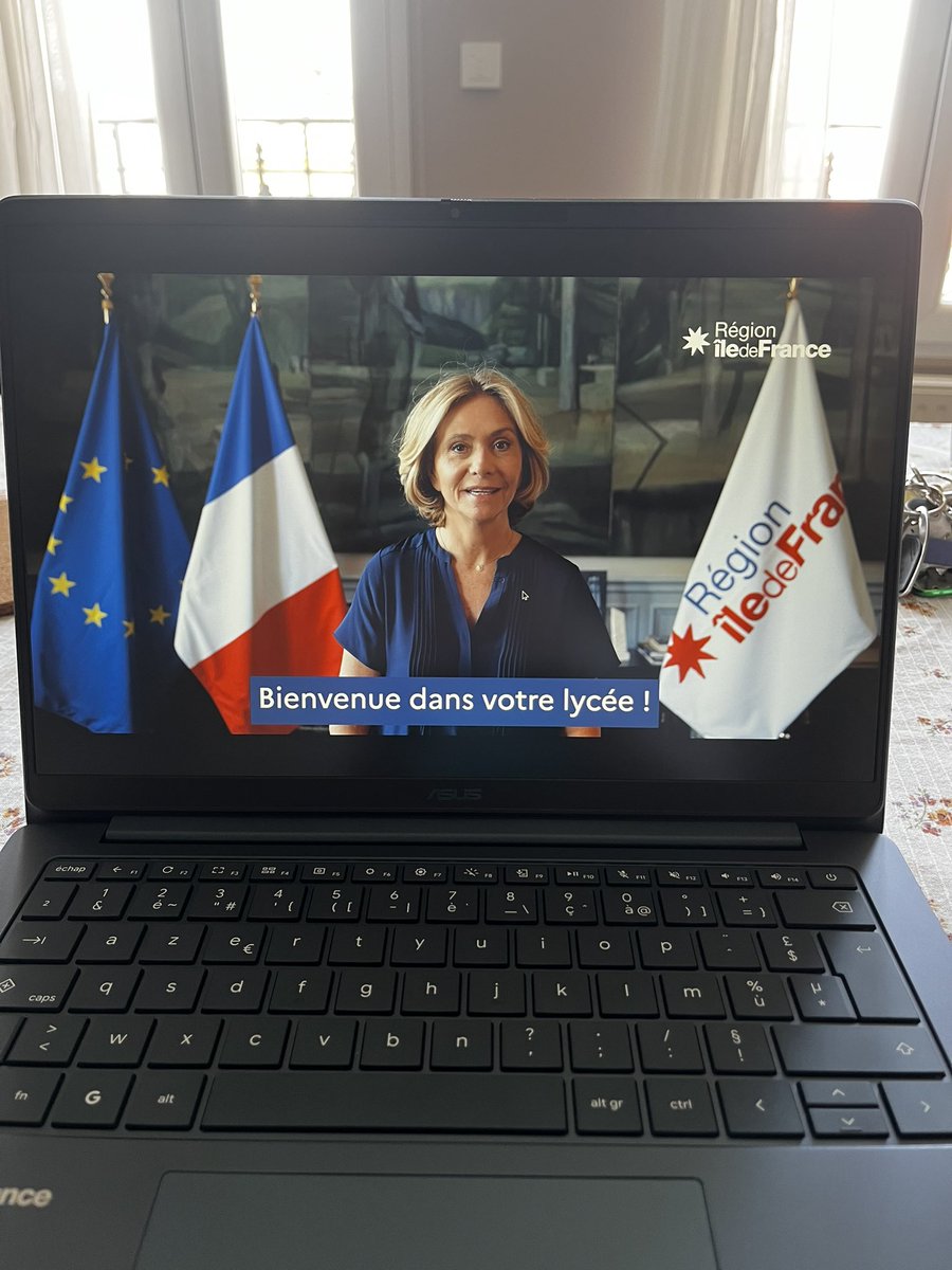 kazgirlypop's tweet photo. ton établissement scolaire t’offre un ordinateur et y a déjà un virus dessus 😣 https://t.co/3kczDPMyxZ