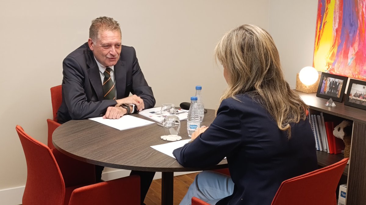 camarascyl's tweet photo. El director general de Desregulación de @jcyl  @JESUSJIMENEZMI1 y la secretaria Gral de @camarascyl han analizado las peticiones de las #empresas de #CyL para la simplificación de trámites burocráticos y la modernización de la administración. https://t.co/hcUNsb6zip