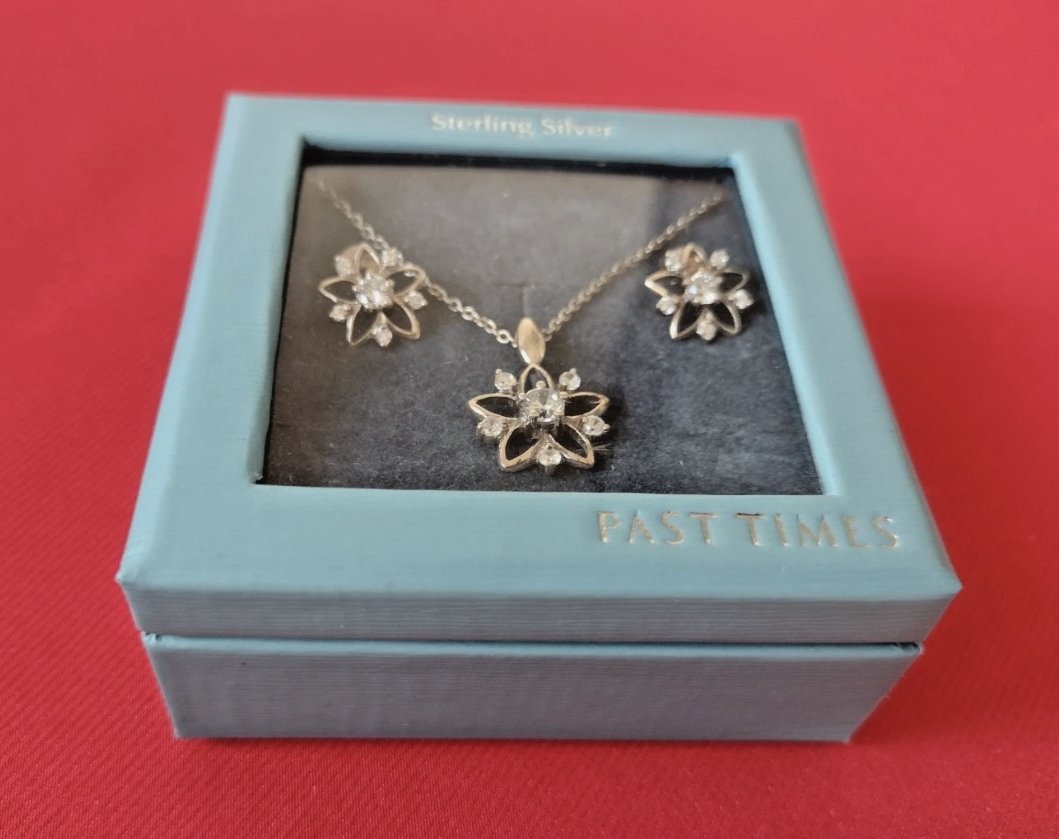 InessaW29's tweet photo. https://t.co/PstoqBkLAO
Check out Stunning Jewellery Set NECKLACE + EARRINGS Sterling SILVER CUBIC ZIRCONIA UK
#MHHSBD #snowflake #boxed #Silver #necklace #GIFTNIFTY #Present #XmasDay #jewellery #ShopVintage #VintageFinds #StarsAreWinning #shineonme #ChristmasCountdown2026 https://t.co/vGeZYg5RLD