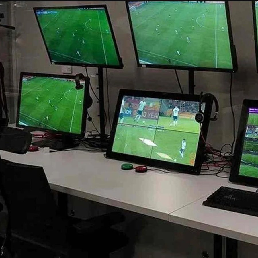 Dunyaradar360's tweet photo. 👁️ VAR SADECE OFSAYTI MI GÖRÜYOR?

Sosyal medyada yeni bir teori dolaşıyor:

Geleceğin VAR sistemi futbolcuların hareketlerini ve davranışlarını da analiz edecek.

Gerçek mi, komplo mu? ⚽ https://t.co/LvP1AMTmb6