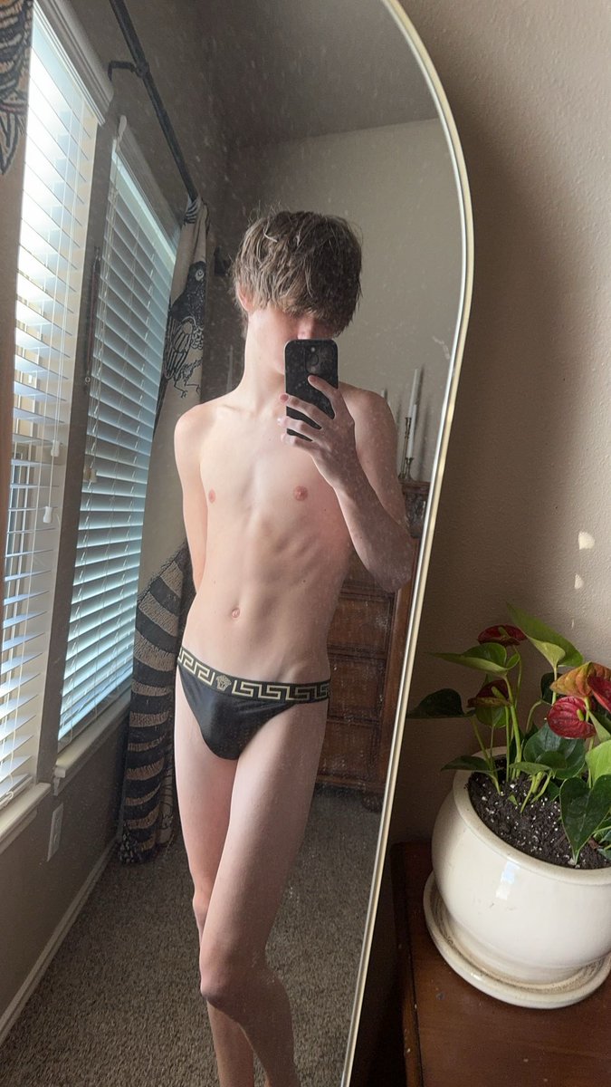 c0nnorVee's tweet photo. black undies https://t.co/seRqb3zy0U
