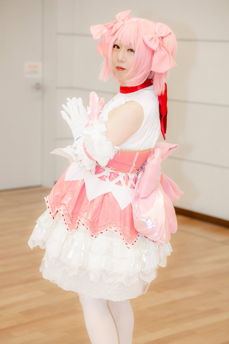 NyanMirai's tweet photo. 遅れましたがプリレコ参加してきました！廻天まどかでぼけーっとしてました✨✨話かけてくださった方、撮影していただいた方、フォロワーの皆さま、ありがとうございました！杏子ちゃんドールの方とうちのほむほむ衣装に着替えたチノちゃんと撮影させていただきました！😊#プリレコ17 📸YuN @eqr0 https://t.co/vVHW7hlWNP