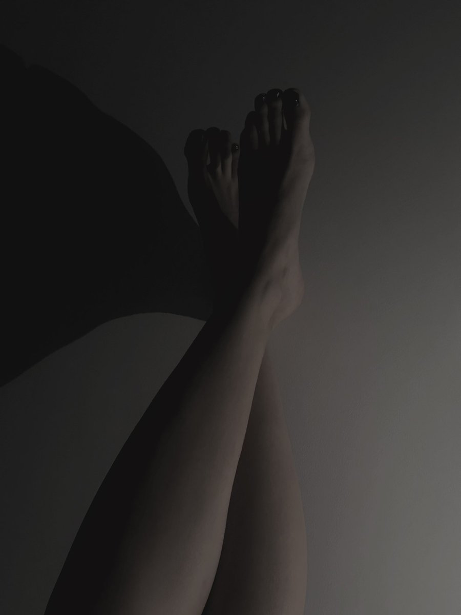 VeronicaVeeRose's tweet photo. Patiently waiting. Who’s paying for my pedi? 🥀 https://t.co/QGtKfYoDOt