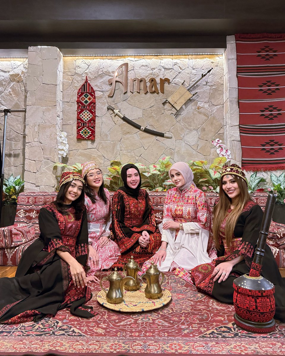 alonkew's tweet photo. Proudly wearing Palestinian attire at Amar Dining. https://t.co/9R5RRqMz7f
