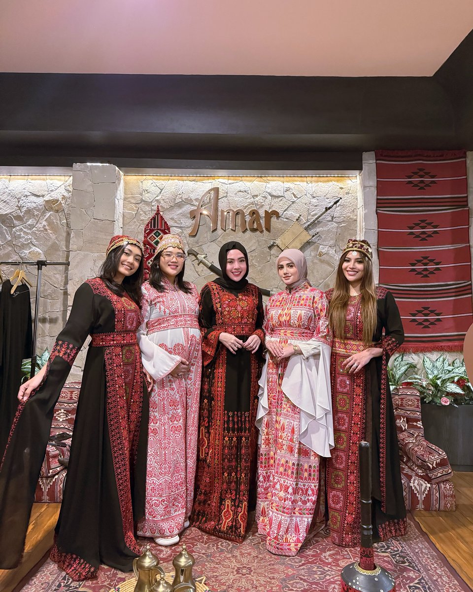 alonkew's tweet photo. Proudly wearing Palestinian attire at Amar Dining. https://t.co/9R5RRqMz7f