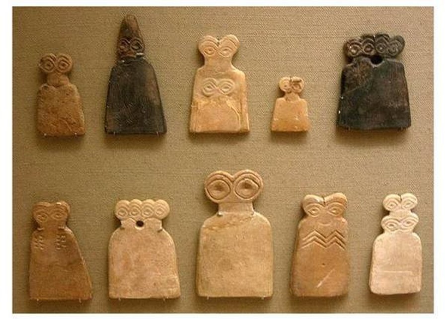 JasonWilde108's tweet photo. Tell Brak, Syria. Fourth millennium BCE.

Archaeologists found hundreds of these little figures in what became known as the Temple of the Eyes.

They are fucking strange.

They are basically bodies dominated by enormous staring eyes. Some have two and others have four or six. Some appear to have smaller figures attached to them like children.

Thousands of fragments were found around the site.

The standard explanation is that they were votive offerings. Fine. 

That explains what people may have done with them. 

It does not explain why this particular community kept representing beings this way.
Huge eyes and reduced bodies. Repeated over and over.

Maybe the eyes symbolized divine awareness or they represented worshippers eternally watching the gods. 

But look at the damned things.

They were deliberately making them look unlike ordinary human beings.

So what exactly were they trying to depict?

We don't know.

More than 5,000 years ago, somebody at Tell Brak became obsessed with representing beings whose defining feature was enormous eyes.

Whatever those eyes meant, they meant enough to repeat the image hundreds, probably thousands, of times.