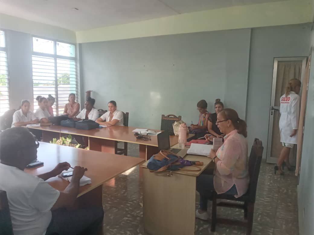 MonteElia78019's tweet photo. En Jiguaní se realizó el Taller metodológico de APS, fortaleciendo la organización de los servicios y reafirmando la Atención Primaria como pilar esencial de la salud en la #ProvinciaGranma. https://t.co/0FkLiEEc0F