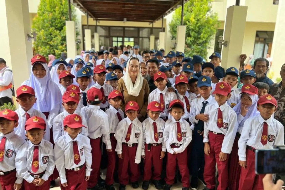 INDOKABARIN's tweet photo. Sekolah Rakyat: sekitar 16 ribu siswa di 100 titik tahun lalu, sekarang 44 ribu lebih di 182 lokasi.

Yang menarik dari desainnya: siswanya tidak mendaftar. Mereka dijangkau langsung oleh pendamping sosial.

Untuk keluarga paling miskin, itu justru penghalang terbesar yang hilang.