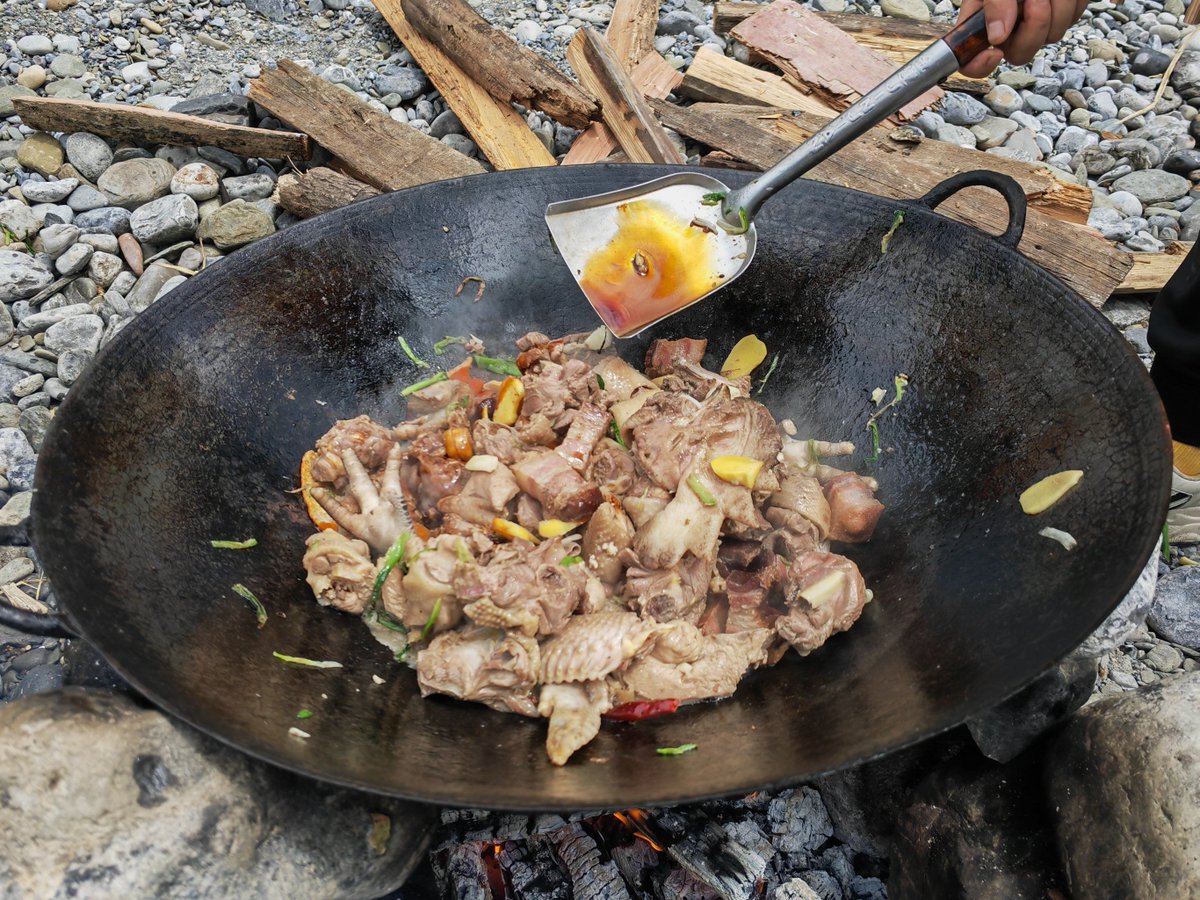 lou408d7457's tweet photo. Stir-frying at the forest edge is way cooler than doing it alone! https://t.co/zyevJJbps9