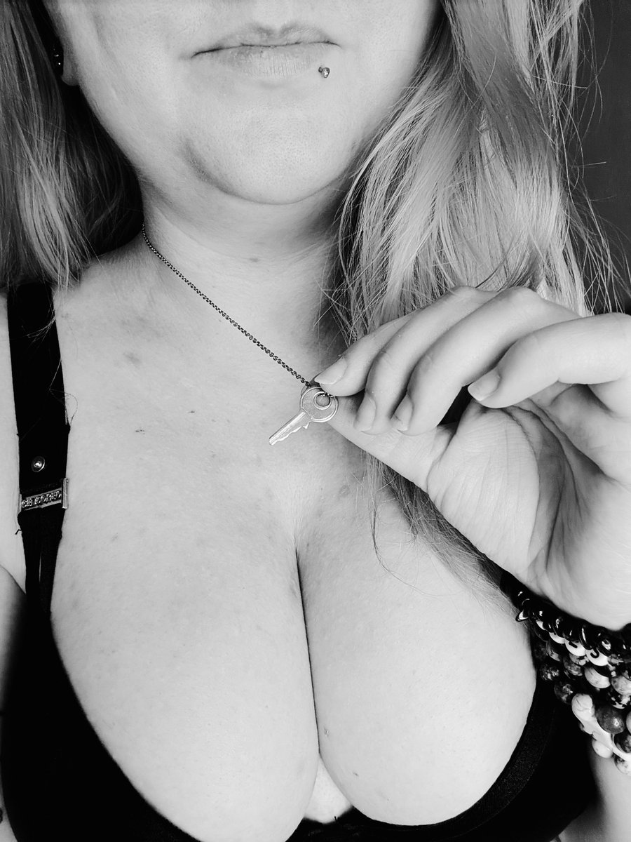 _karussell's tweet photo. #dominanterdonnerstag am ersten Tag vom #locktober. Wie passend 😌🔑 https://t.co/pSXhMVe0cZ