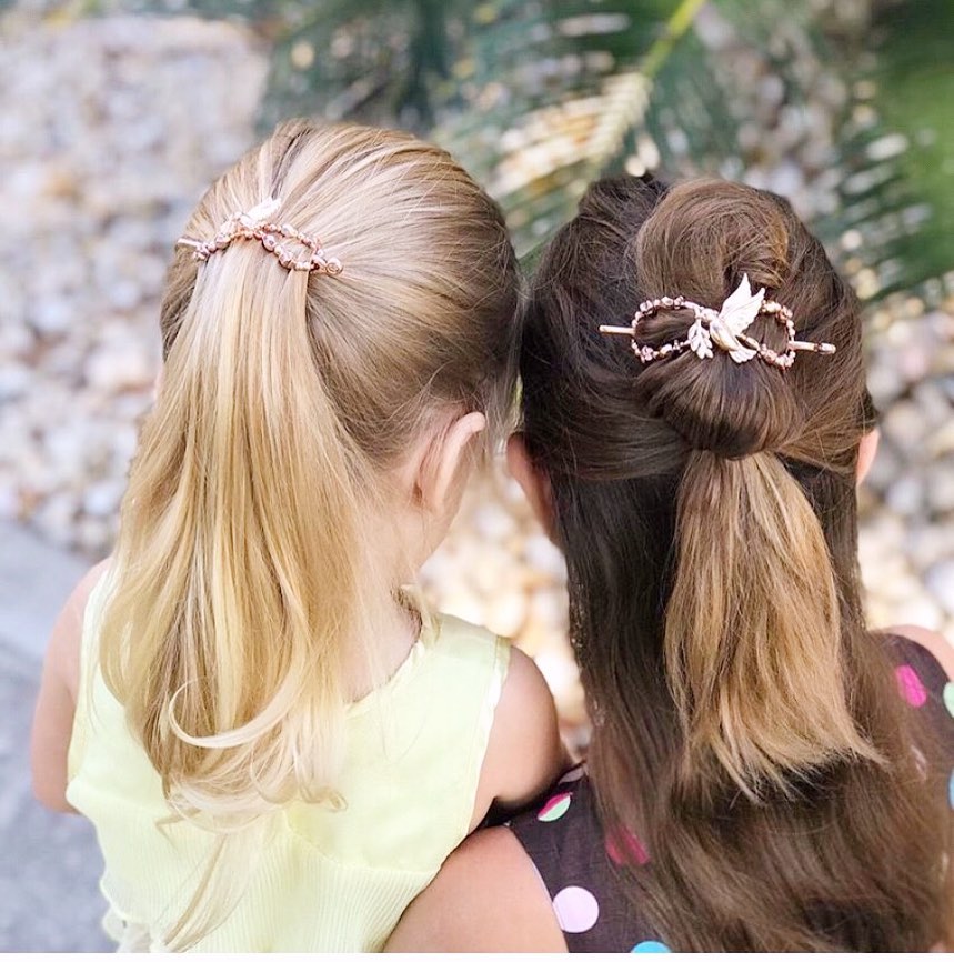 sandrinhagp's tweet photo. Such a cute photo by @makinghairbeautiful. What’s your favorite hair accessory? Check the clips in the photo via the link in my bio. https://t.co/uFtcjMvvS2
