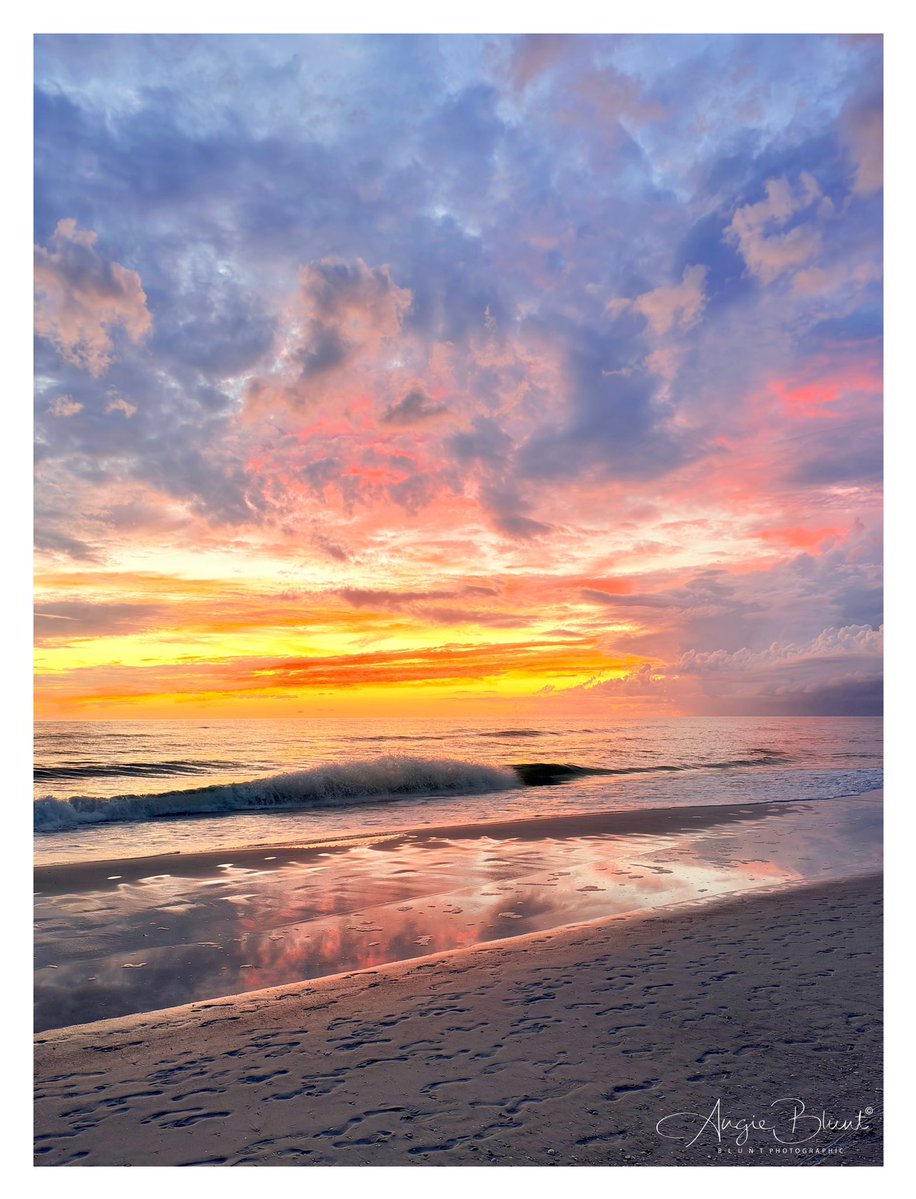smile1fish's tweet photo. 🌅👣🩷 So many beautiful layers after sunset last night. The clouds, the waves, the reflections… and I absolutely love all the footprints in the sand. ~ Holmes Beach (9-30-26) ❤️ 📷 Angie Blunt #annamariaisland https://t.co/4UTxMcZmn3
