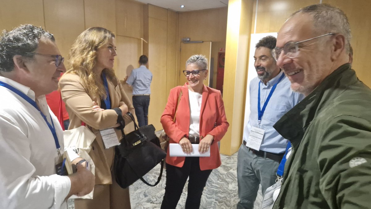 astursalud's tweet photo. 🤝 La consejera de Salud, Concepción Saavedra, y la directora gerente del SEPEPA, Begoña López, han inaugurado esta mañana una jornada que reúne a profesionales, entidades y especialistas para seguir avanzando hacia una inclusión laboral real y efectiva de las personas con discapacidad.

💼 Organizado por el @empleo_SEPEPA a través del COE y enmarcado en la Red ESMAS, el encuentro aborda experiencias innovadoras, buenas prácticas y herramientas de coordinación para favorecer la incorporación sociolaboral de las personas con discapacidad y de quienes presentan problemas de salud mental.

📋 El programa incluye la presentación del Protocolo de Atención y Derivación y una mesa redonda para compartir experiencias y fortalecer la colaboración entre administraciones, entidades sociales y profesionales.

💬 La jornada cuenta además con la participación de la periodista y divulgadora Patty Bonet, referente en diversidad funcional, junto a profesionales expertos en empleo inclusivo y discapacidad.

🌍 Un espacio de reflexión, aprendizaje compartido y trabajo en red para seguir construyendo una sociedad más inclusiva, con más oportunidades para todas las personas.