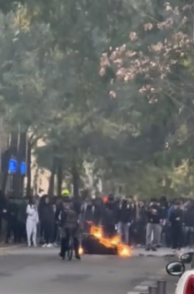 xavieralbertini's tweet photo. Le droit de manifester est un droit constitutionnel en #France. 
Casser, détruire, brûler qui plus est des lieux de savoir et d’apprentissage est un délit. 
De trop nombreux lycées partout en France comme à @VilledeReims ont subis des dégradations et des destructions. 
En ces temps où l’inquiétude qui peut être légitime pour une partie de notre jeunesse est instrumentalisée voire exacerbée par l’extrême gauche et des élus locaux et des députés #LFI :

- j’apporte tout mon soutien aux forces de l’ordre @PoliceNationale @Gendarmerie #police municipale pour rétablir le calme.

- je souhaite qu’un dialogue s’ouvre avec les représentants des lycéens et les représentants de l’Etat et que des réponses concrètes leur soient apportées.

- j’espère que les auteurs de ces faits graves seront arrêtés, déferrés et sanctionnés par la justice de notre pays et qu’ils répondront financièrement de leurs actes.
Ne perdons pas de vue que ce qui se passe en #France en ces instants aura un coût financier pour la réhabilitation et la reconstruction de nos lycées et montre de notre pays en Europe et dans le monde un bien piètre spectacle.
