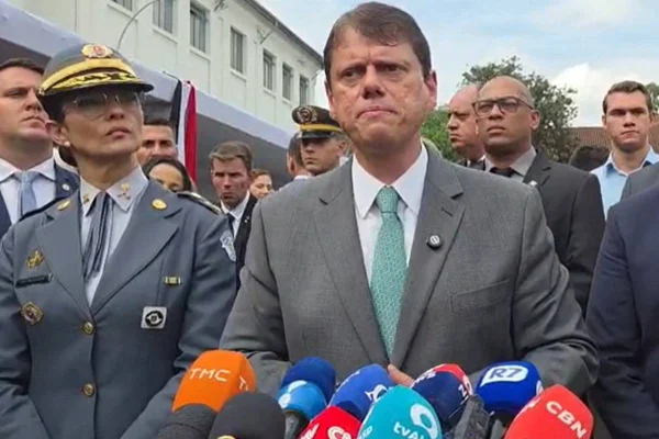 BlogdoNoblat's tweet photo. Promoção alcança 11 mil policiais em SP a 5 dias da eleição e beneficia até preso por sequestro. Na maior promoção coletiva da história da Polícia Civil de SP, Tarcísio de Freitas promoveu de uma só vez 1.571 delegados, além de investigadores, carcereiros, escrivães, legistas e até auxiliares de necrópsia; lista inclui policiais investigados por corrupção e sequestro (Estadão)