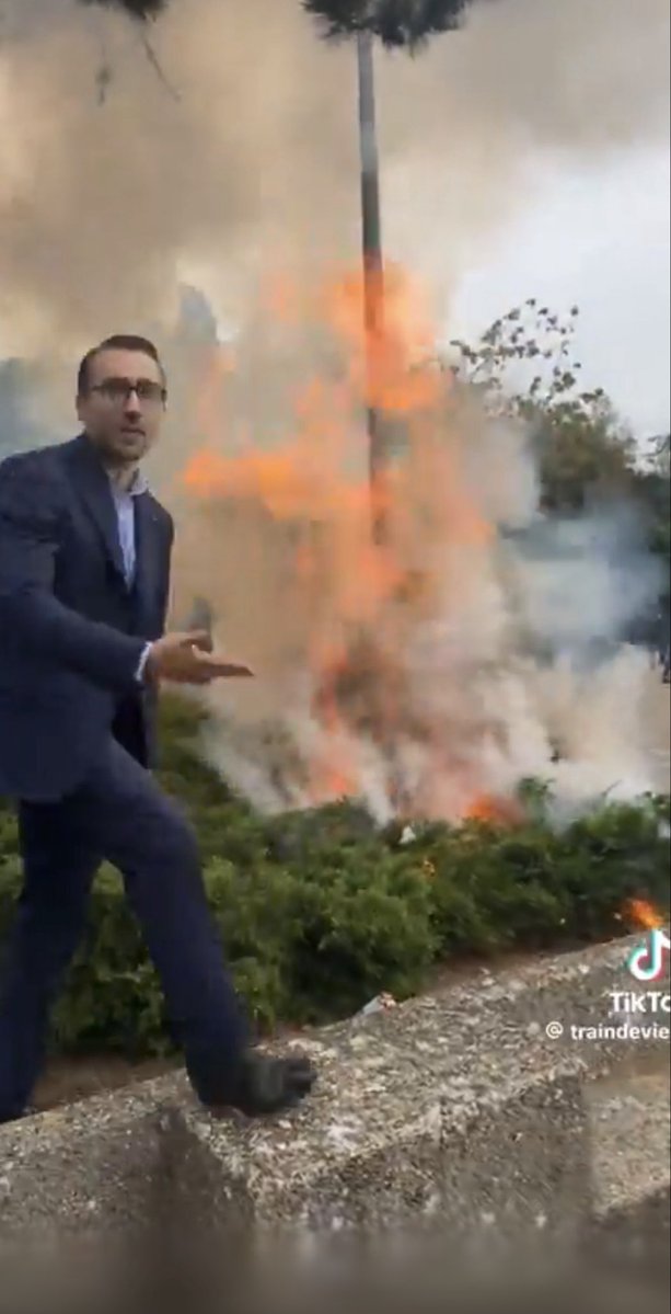 le_rebelle56's tweet photo. @BFMTV L’article L. 212-1 du Code de la sécurité intérieure permet la dissolution d’une association ou d’un groupement qui « provoque […] à des agissements violents à l’encontre des personnes ou des biens ».

LFI incite les jeunes à brûler et casser. Il faut vite #InterdireLFI. https://t.co/lckRYXRpLA