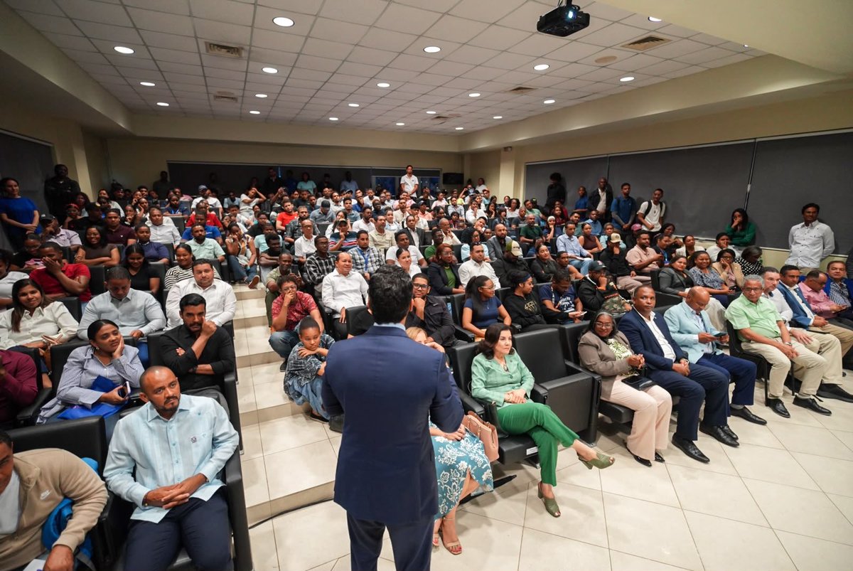 INAPA_RDGOB's tweet photo. Nuestro director ejecutivo, @warnaudbisono, impartió la conferencia magistral «Planificar para transformar RD: la gestión efectiva como camino a seguir» en la Universidad Autónoma de Santo Domingo (@UniversidadUASD).

Durante su intervención, compartió experiencias y conocimiento sobre cómo una gestión basada en la planificación, el seguimiento y la capacidad de ejecución permite convertir las ideas en acciones y generar transformaciones reales.

Asimismo, destacó importantes proyectos que el INAPA ejecuta en diversas provincias del país para fortalecer los servicios de agua potable y saneamiento y contribuir a mejorar la calidad de vida de las familias dominicanas.🇩🇴

#SomosINAPA