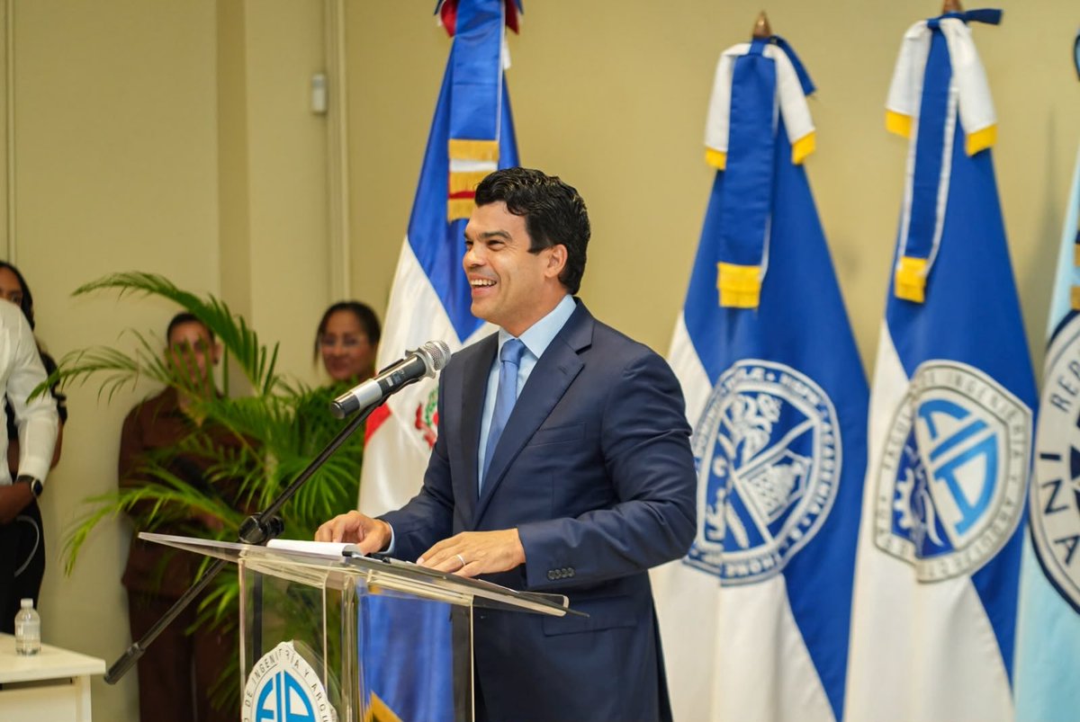 INAPA_RDGOB's tweet photo. Nuestro director ejecutivo, @warnaudbisono, impartió la conferencia magistral «Planificar para transformar RD: la gestión efectiva como camino a seguir» en la Universidad Autónoma de Santo Domingo (@UniversidadUASD).

Durante su intervención, compartió experiencias y conocimiento sobre cómo una gestión basada en la planificación, el seguimiento y la capacidad de ejecución permite convertir las ideas en acciones y generar transformaciones reales.

Asimismo, destacó importantes proyectos que el INAPA ejecuta en diversas provincias del país para fortalecer los servicios de agua potable y saneamiento y contribuir a mejorar la calidad de vida de las familias dominicanas.🇩🇴

#SomosINAPA