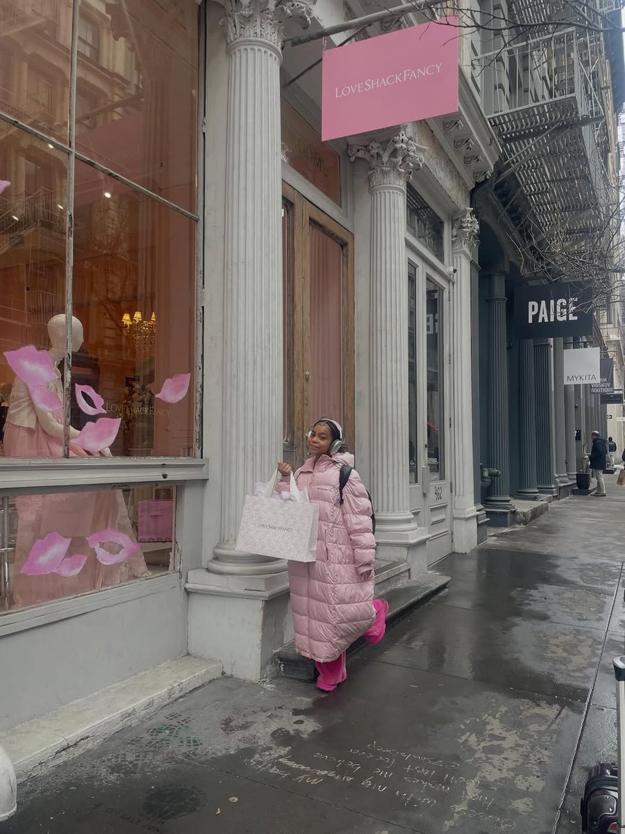 AngelikinhaAp's tweet photo. My mom and I had a wonderful time picking out stylish and fun clothes at . Thank you both so much for having us! https://t.co/rUmOTin4Yv